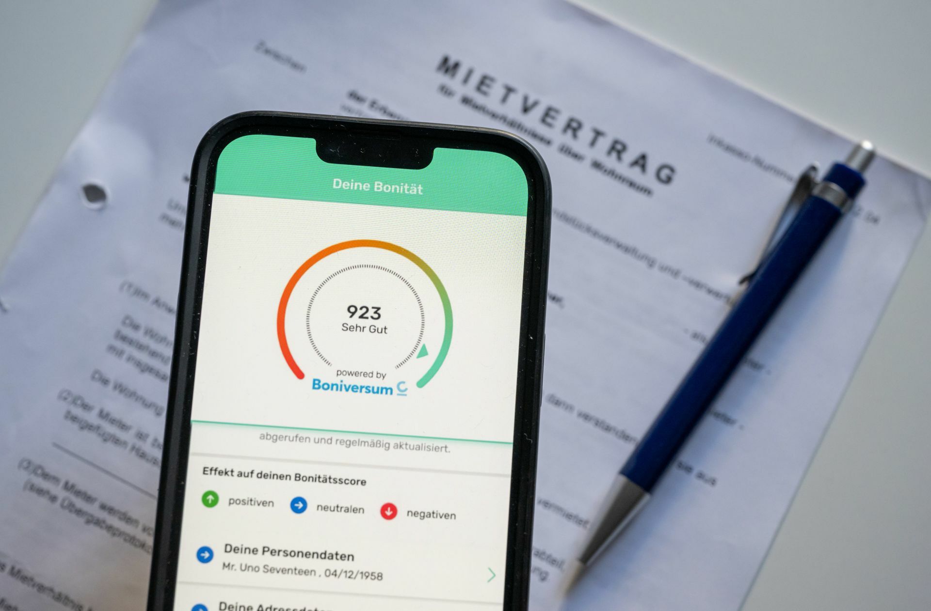 Über die neue App Bonify sollen Verbraucherinnen und Verbraucher künftig ihren sogenannten Schufa-Basisscore kostenlos und jederzeit digital abrufen können. Verbraucherschützer kritisieren das neue Angebot.