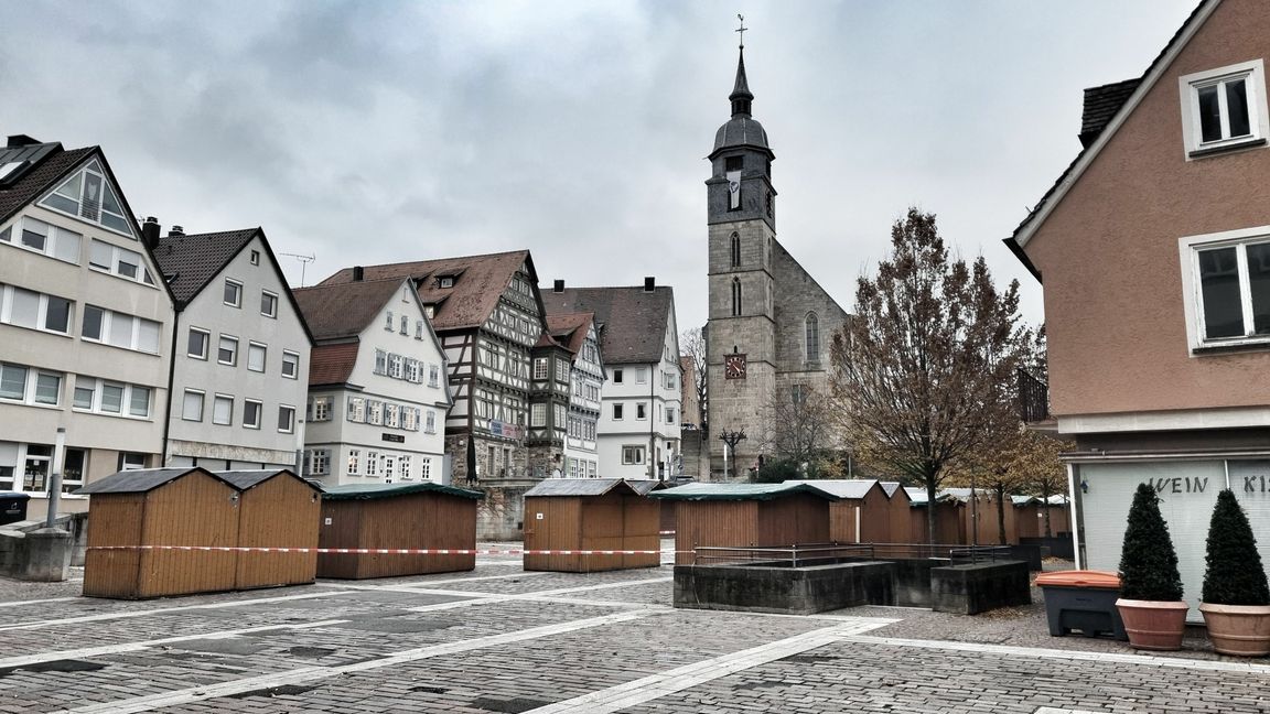 Die Buden sind schon da, am Montag kommt die Märchen-Eisenbahn und am kommenden Mittwoch geht's los. Bild: D. Hamann