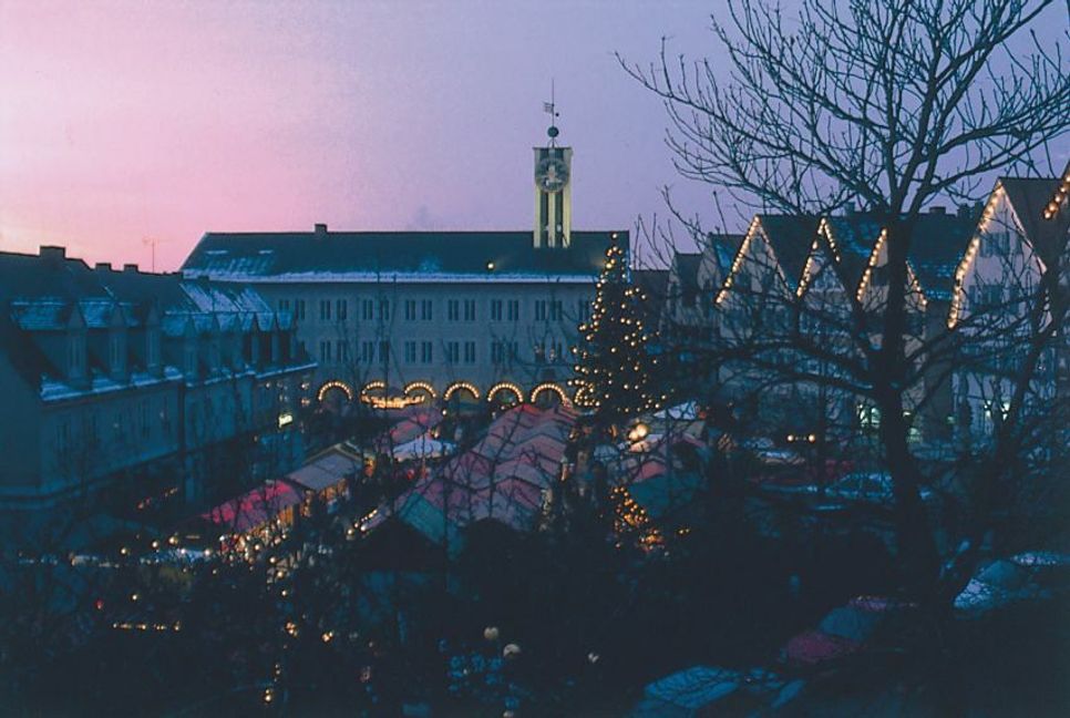 Von 1982 bis 2004 fand der Böblinger Weihnachtsmarkt auf dem Marktplatz statt. Bild: z