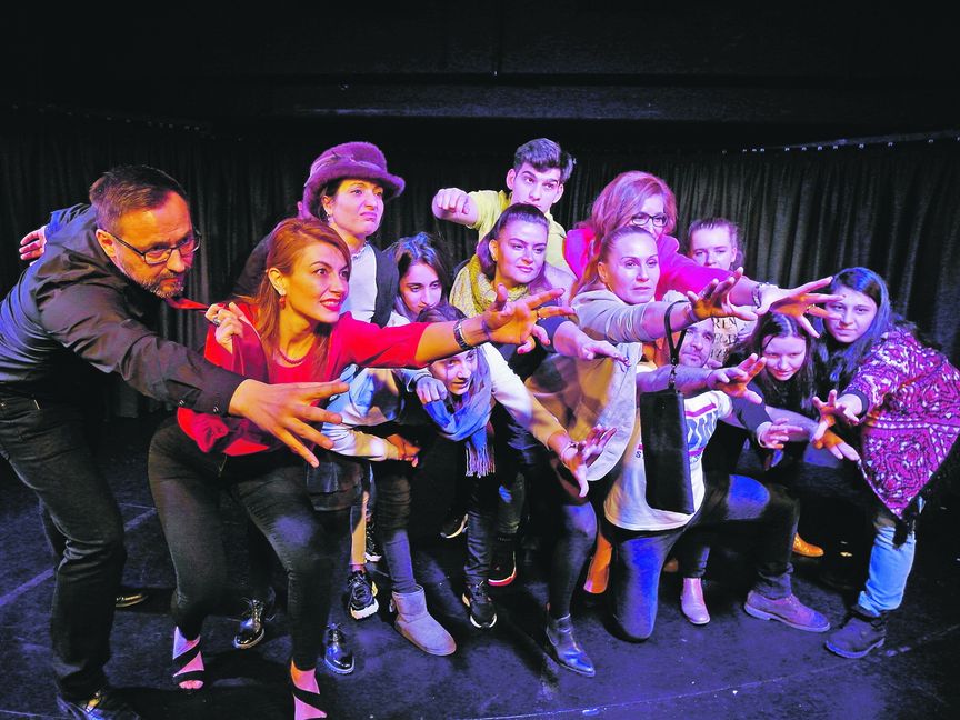 Das Gerangel um ein Elite-Stipendium bildet die Rahmenhandlung für das Theaterstück „Killing Kismet“, in dessen Ensemble „Club Esperanto“ unter der Regie von Annette von der Mülbe und Anke Marx sieben verschiedene Länder und eine Altersspanne von 17 bis 75 Jahren repräsentiert sind. Bild: Staber
