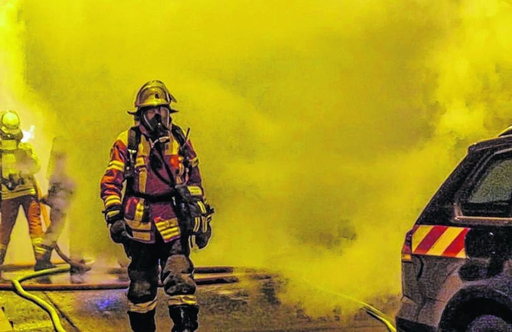 Wenn im Tunnel ein Fahrzeug brennt: Rauch wie eine Wand. Bauarbeiter im Engelbergtunnel werden mit einem kleinen Atemgerät ausgestattet – mit Sauerstoff für 10 Minuten.