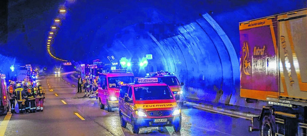 Großeinsatz der Retter im Engelbergtunnel. 400 Helfer, darunter über die Hälfte ehrenamtliche, übten am Sonntagvormittag auf der für den übrigen Verkehr gesperrten Autobahn. Bilder: SDMG/Dettenmeyer