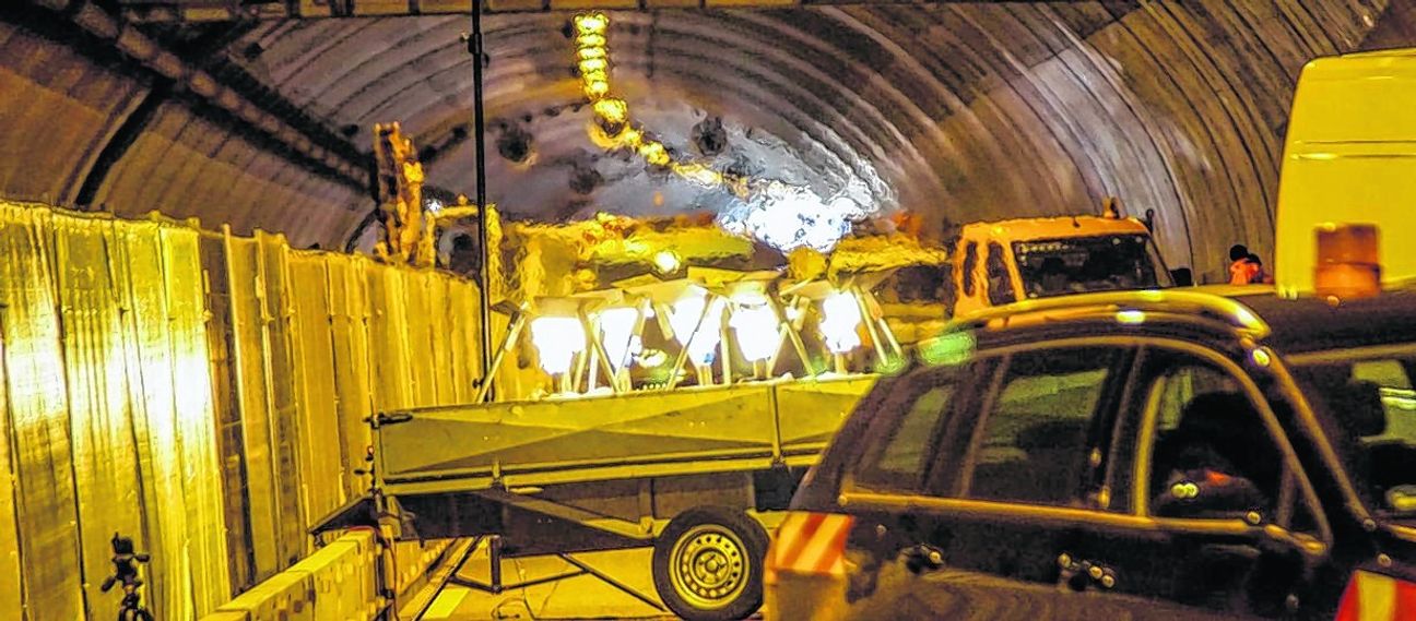 Mit Gasflammen wird im Tunnel ein Fahrzeugbrand simuliert. Damit Autofahrer nicht abgelenkt werden, sollen Fahrspuren und Baustelle während der Bauzeit mit Vorhängen von der Decke voneinander getrennt werden. Auch diese könnten brennen.