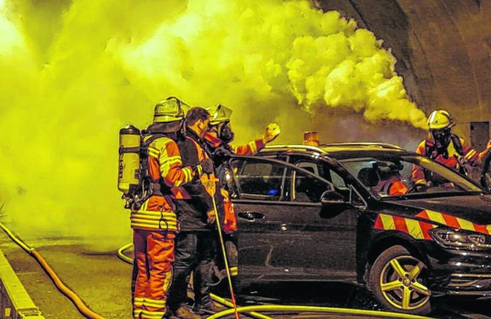 Die Nebelmaschine ersetzt bei der Übung den Rauch. Wenn nichts zu sehen ist, hilft sich die Feuerwehr auch mal mit Blindenstöcken.