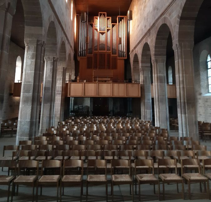 Nachdem sie für die Aktion "Leere Martinskirche" wochenlang unbestuhlt war, sind die Stühle wieder ins Gotteshaus zurückgekehrt.    Bild: Privat