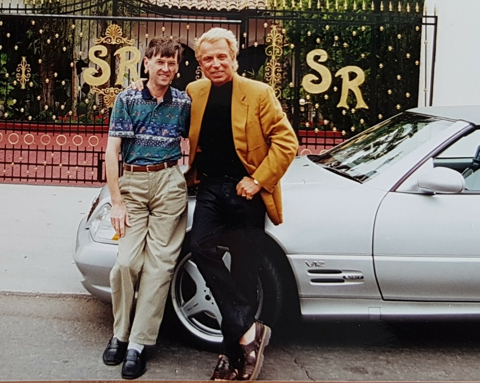 Helmut Ulrich mit Siegfried Fischbacher und dem Mercedes-Benz, der den Maichinger und den großen Zauberer verbindet.Bild: z