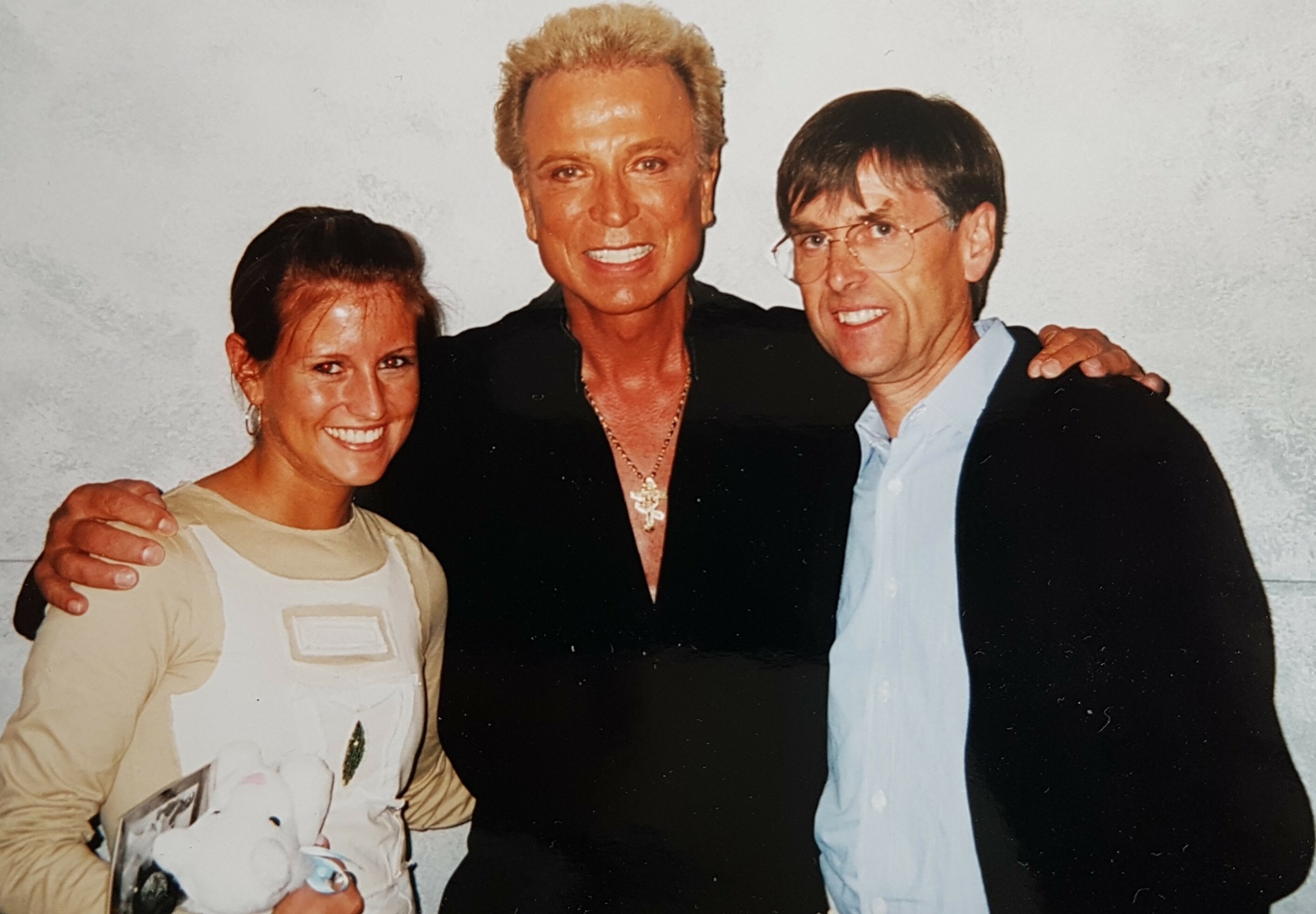 Nach der Show gibt es hinter der Bühne für Silvia Ulrich einen weißen Tiger von Siegfried. Papa Helmut Ulrich freut sich (von links).Bild: z