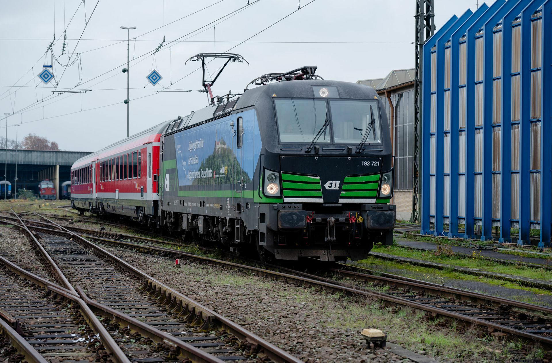 Einer der für Tempo 200 ausgelegten neuen Nahverkehrszüge für die Verbindung Wendlingen-Ulm.