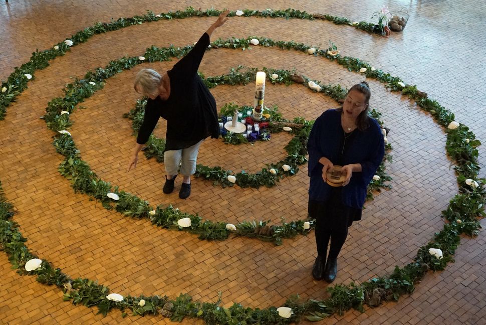 Monika Heber-Knobloch und Sängerin Marie-Louise Lutz im Labyrinth in der Versöhnungskirche. Bild: Heiden