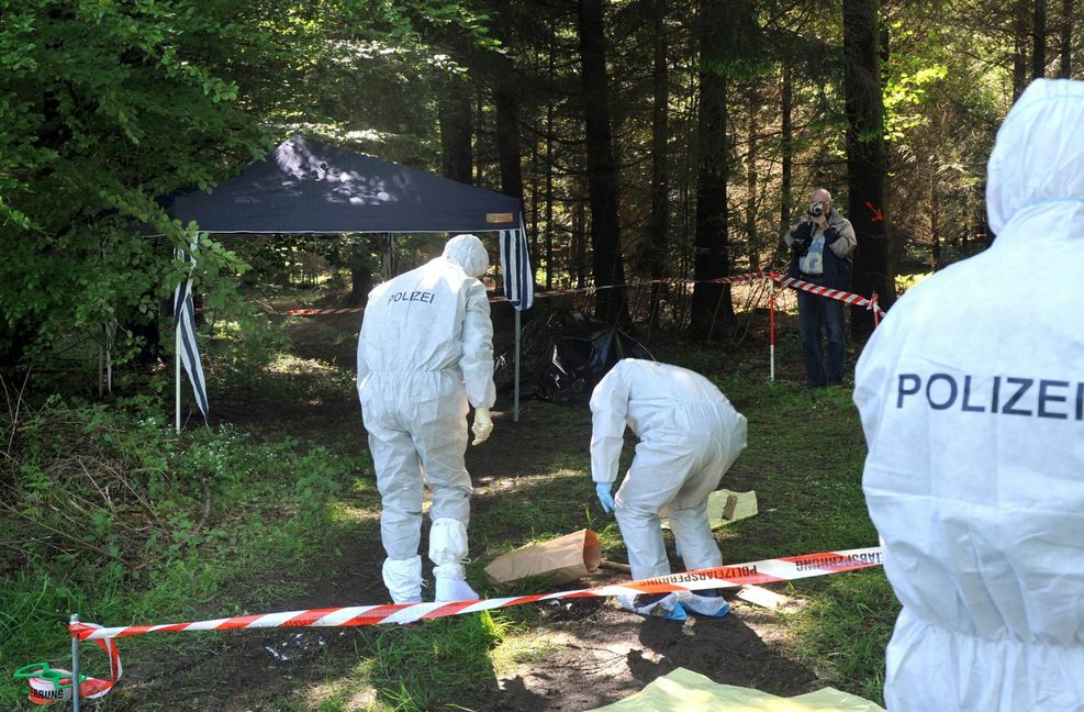 Am 3. Juni 2010, etwa drei Wochen nach der Entführung, findet ein Spaziergänger den toten Körper von Maria Bögerl im Wald, unweit jener Stelle, wo das Lösegeld abgelegt wurde.
 Foto: dpa/Stefan Puchner
