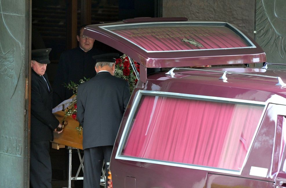 Am 9. Juni 2010 wird Maria Bögerl bestattet. Etwas mehr als ein Jahr später erhängt sich ihr Mann, Thomas Bögerl.
 Foto: dpa/Stefan Puchner