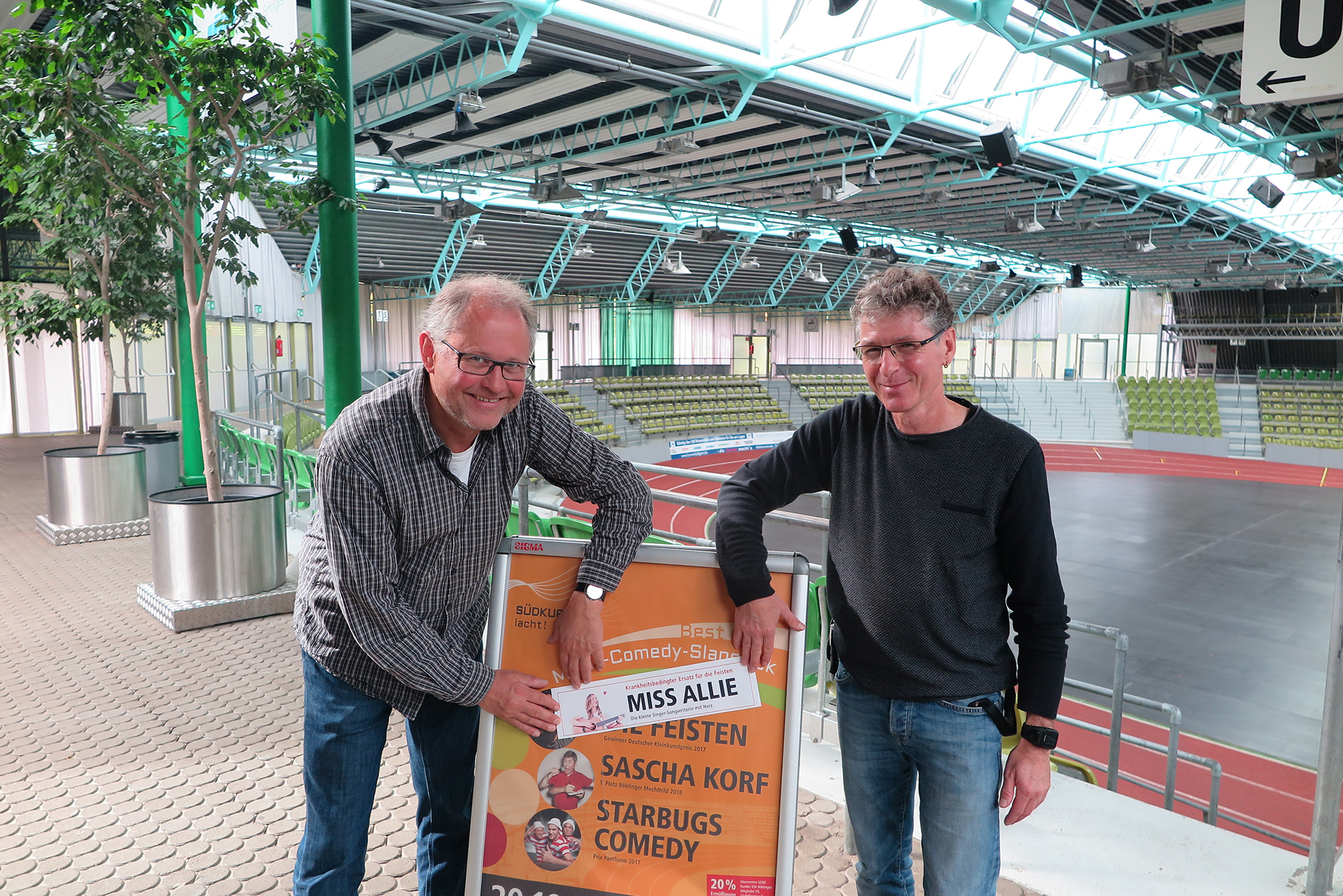 Bevor die Plakatierung startet, wartet noch jede Menge Arbeit auf Uwe Dieterich (links) und Claus Regelmann. Bild: Groß