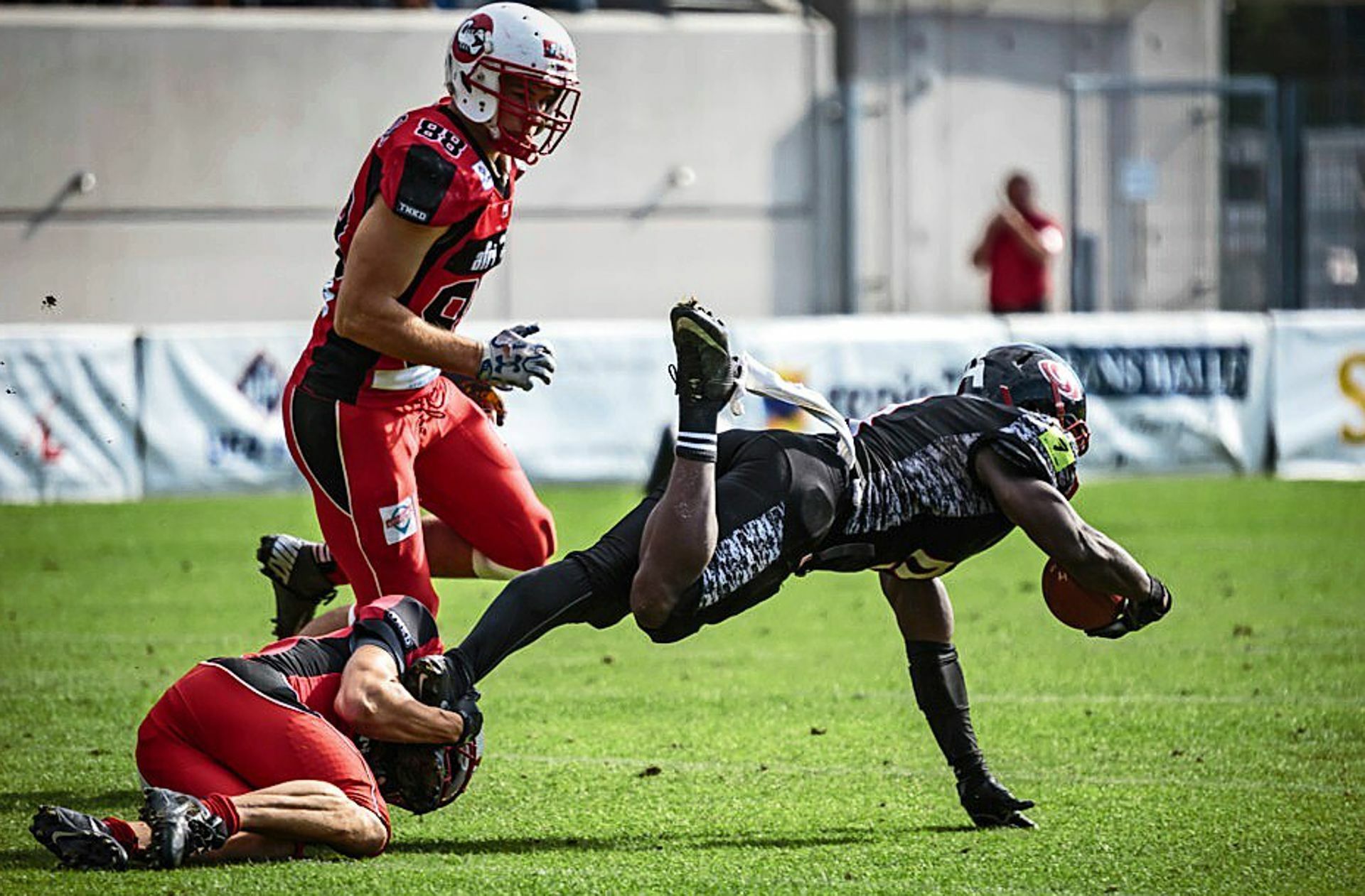 Die Scorpions (in Rot) und die Saarland Hurricanes kennen sich – im Jahr 2017 gab es einen Sieg und eine Niederlage für die Stuttgarter in der GFL. Foto: Scorpions/Timo Raiser