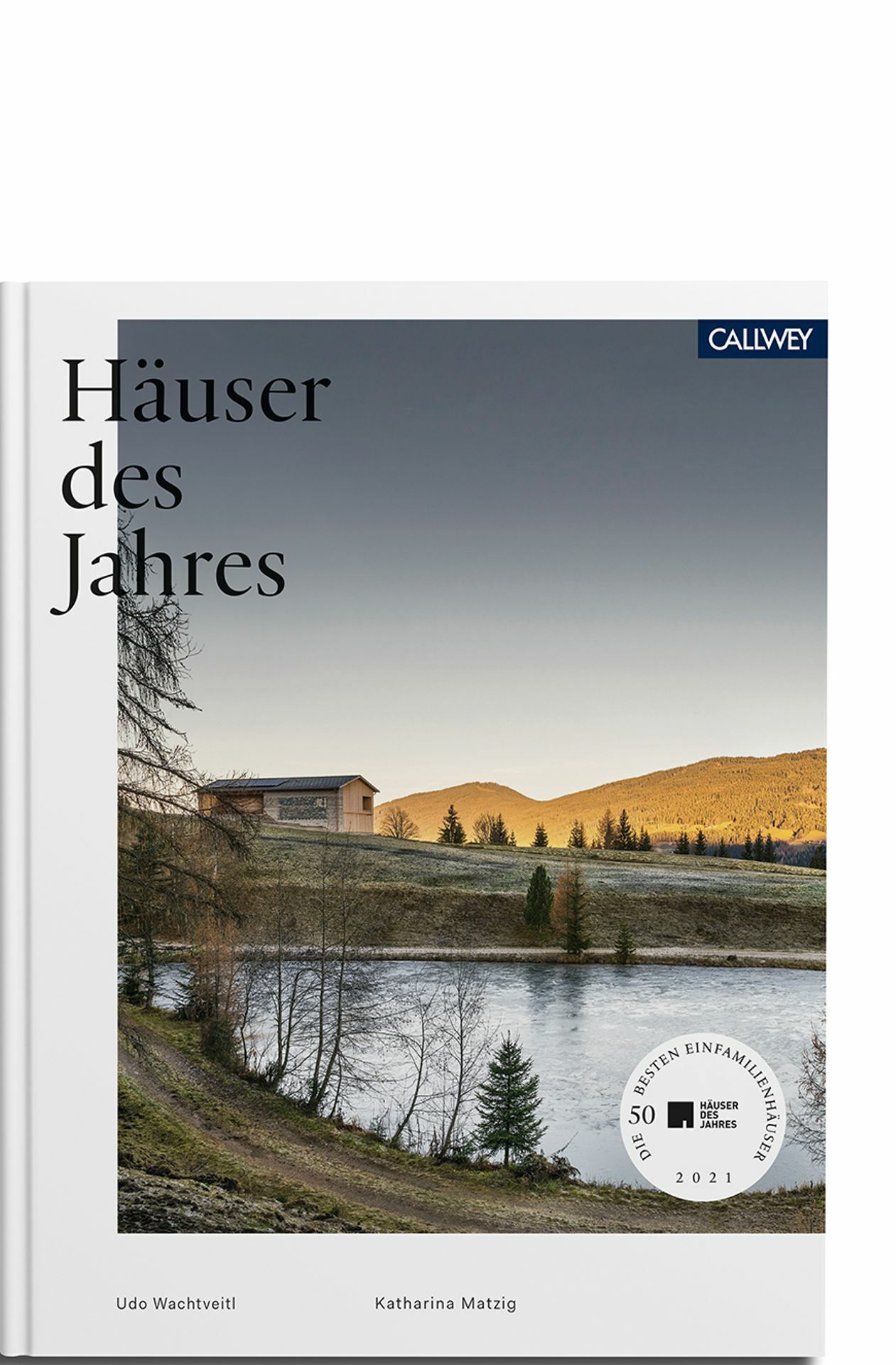 Das Einfamilienhaus ist  auch schon ausgezeichnet und im Buch verewigt: Baupläne, Bilder und Texte, die über die Entstehung der jeweiligen Häuser berichten, sind in dem Buch „Häuser des Jahres 2021“ versammelt. Die folgenden Bilder stammen aus dem Buch. Katharina Matzig und Udo Wachtveitl: Häuser des Jahres 2021  – die 50 besten Einfamilienhäuser. Callwey-Verlag, München. 320 Seiten. 59,95 Euro. www.callwey.de