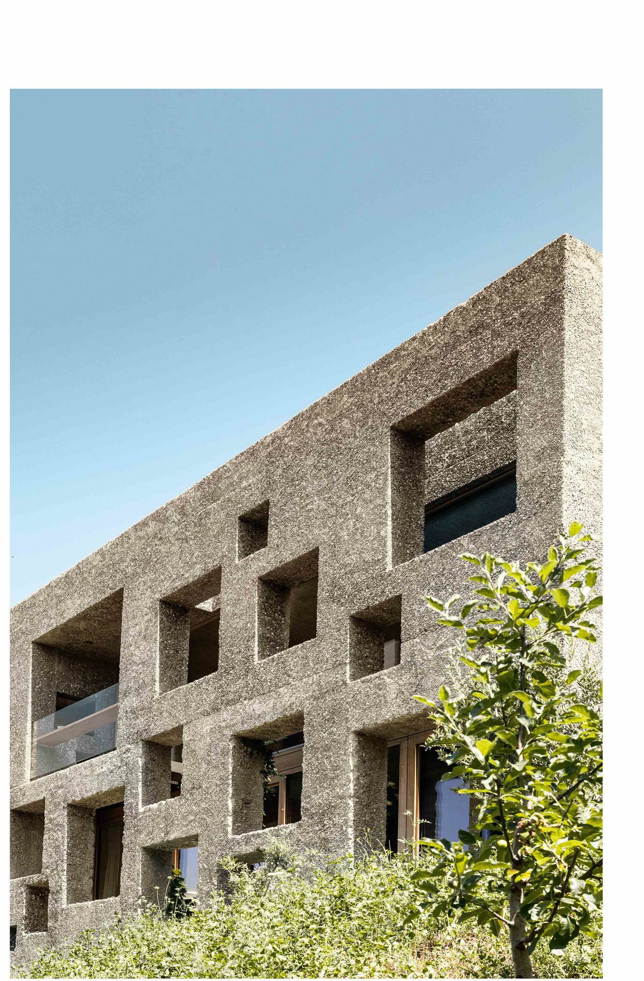 Das Haus in Klingnau, hier die Süd-West-Ansicht, wurde unter die ersten Preisträger der „Häuser des Jahres 2021“ gewählt. Unter den 50 besten Einfamilienhäusern erhielten einige eine besondere Anerkennung – auch Wespi de Meuron Romeo Architekten BSA, Caviano (CH), für dieses Projekt „Freundliche Festung“ in Klingnau.
