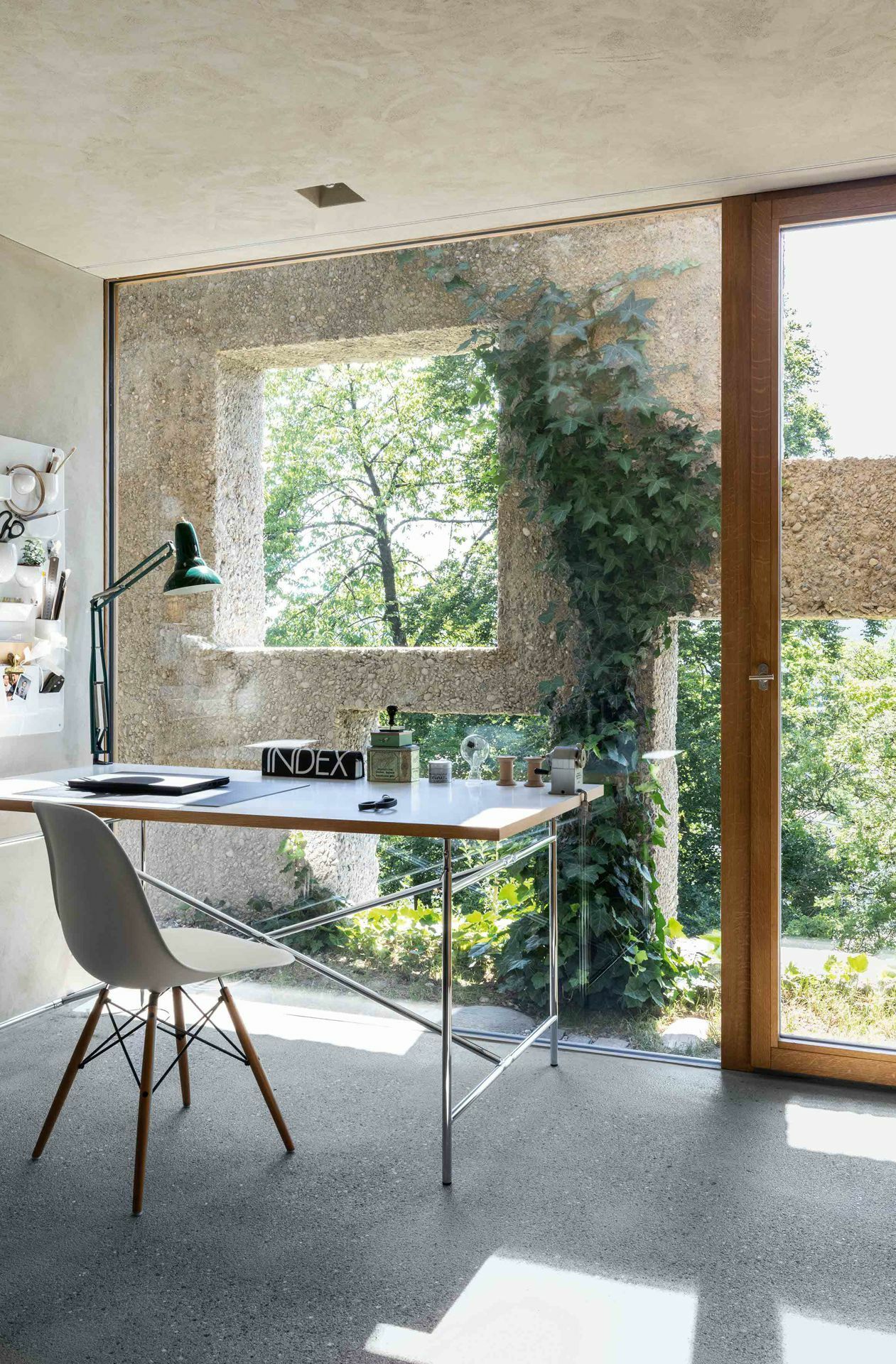 Beeindruckt war die Jury auch von der vorgelagerten Betonfassade vor der verglasten Südseite. Hier ein Blick ins Arbeitszimmer im unteren Geschoss.