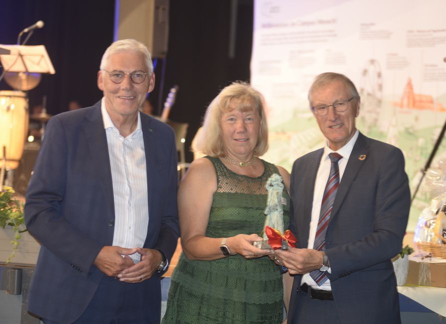 Eine Geschäftsführerin, zwei Landräte: Helmut Riegger (Calw, links) und Roland Bernhard (Böblingen, rechts) würdigten die Arbeit von GWW-Chefin Andrea Stratmann und des von ihr geführten Sozialunternehmens. Bild: Reichert