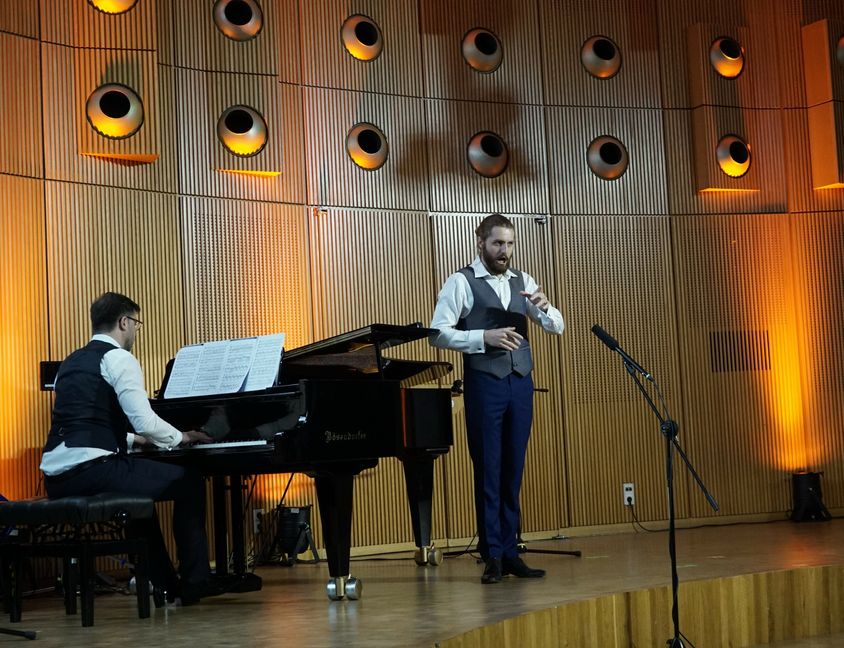 Konstantin Krimmel mit Pianist Marcelo Amaral. Bild Heiden