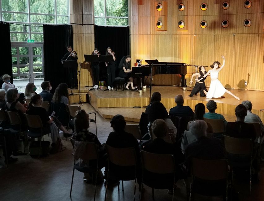 Das Ballett mit Mona Bahiani (weißes Kleid) und Kim Schneider war eines der zallosen Highlights beim Biennale-Abend des Stiftsgymnasiums. Bilder: Heiden