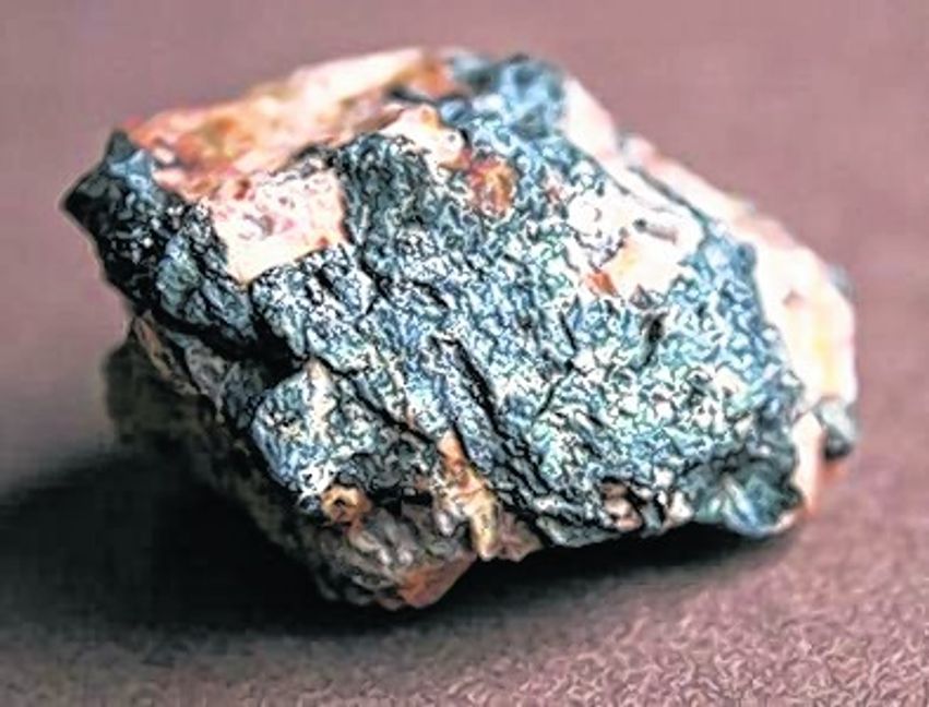 Seltene Erden, die an anderem Gestein haften. Bild: Steffen Egeler