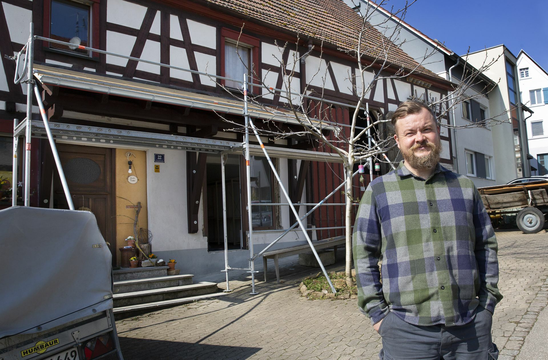 Sebastian Rampp vor dem Eingang seines Dorfladens in Rübgarten Foto: Ines Rudel