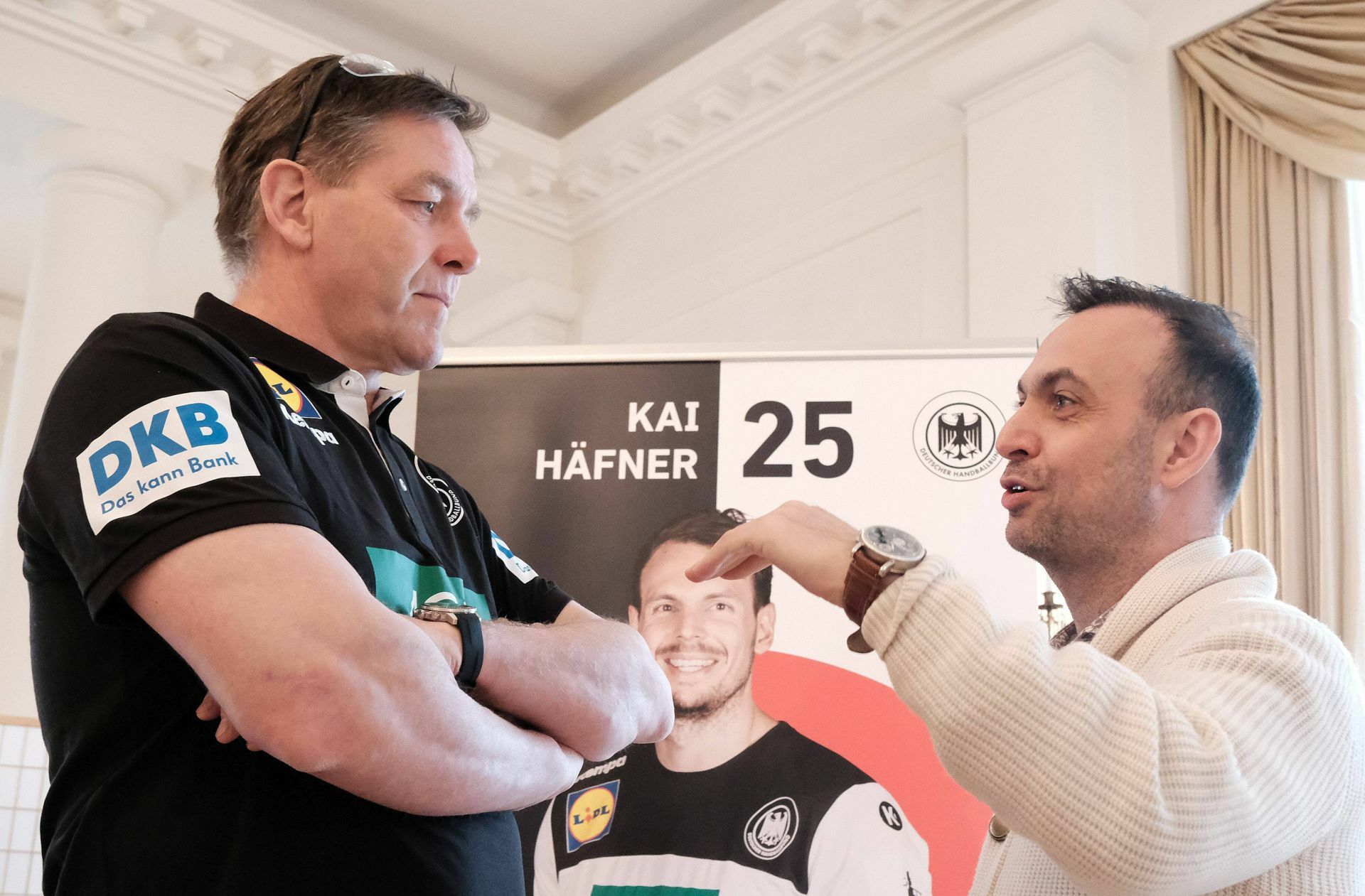 Viel Druck lastet speziell auf Bundestrainer Alfred Gislason und Vizepräsident Bob Hanning, Kai Häfner (im Hintergrund)  ist einer der älteren Spieler, für die Tokio wohl die letzte Chance auf eine Olympiateilnahme ist. Foto: imago//Peter Hartenfelser