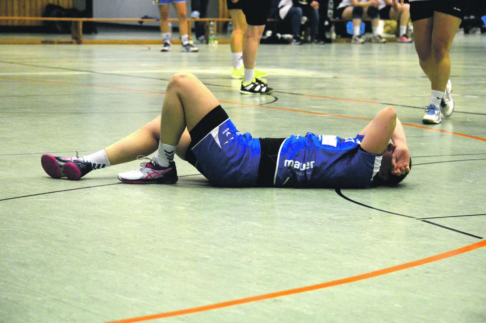 Das hat wehgetan: Andrea Dieterle und die Handball-Frauen der HSG Böblingen/Sindelfingen landeten beim Spitzenspiel in Flein auf dem harten Boden der Tatsachen. Bild: Zvizdiç