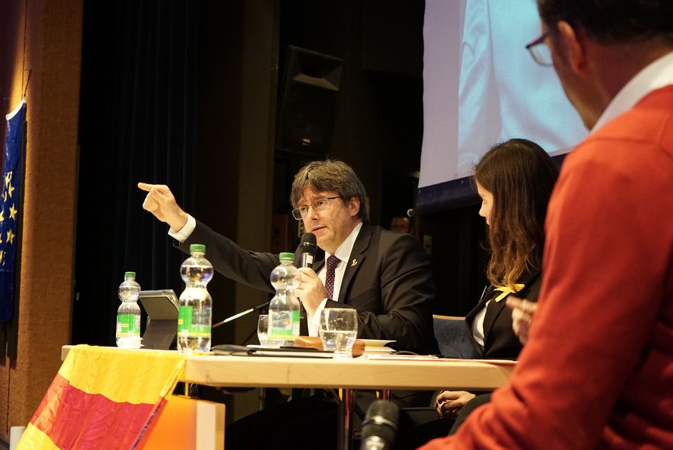 Für die einen Held, für die anderen Enfin terrible: der katalanische Ex-Präsident Charles Puidgemont bei der Debatte im Bürgerhaus. Bild: Heiden