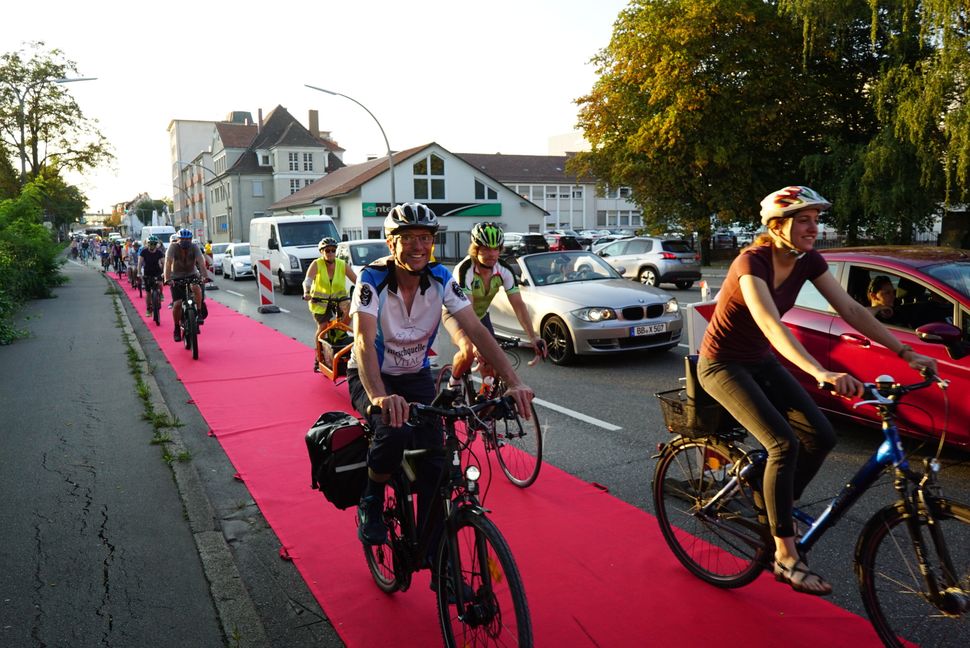 Freie Fahrt für Radfahrer auf der Hanns-Martin-Schleyer-Straße: Für eine Stunde lang war das am Montagabend Realität. Bild: Heiden