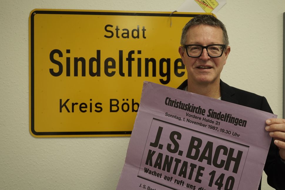 Markus Nau mit dem Original-Plakat, das vor 36 Jahren den ersteen Auftritt des Sindelfinger Kammerchors ankündigte.     Bild: Heiden
