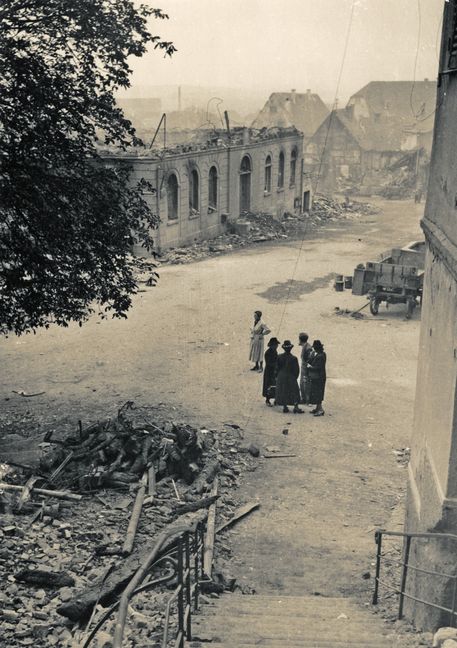 Roland Oberdorfer, Doris Burkhardt, Gerlinde Hiller und Manfred Oberdorfer (von links) erinnern sich an die Bombennacht vor 75 Jahren. Bild: Oberdorfer
