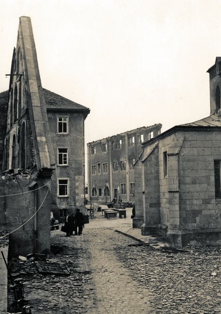 Mehr als die Hälfte des Böblinger Schlossbergs liegt am 8. Oktober 1943 in Schutt und Asche. Vom Böblinger Schloss steht nur noch ein Teil der Fassade (links), vom Rathaus (rechts) ist nur noch das Erdgeschoss stehen geblieben.  Bilder: Stadtarchiv Böblingen