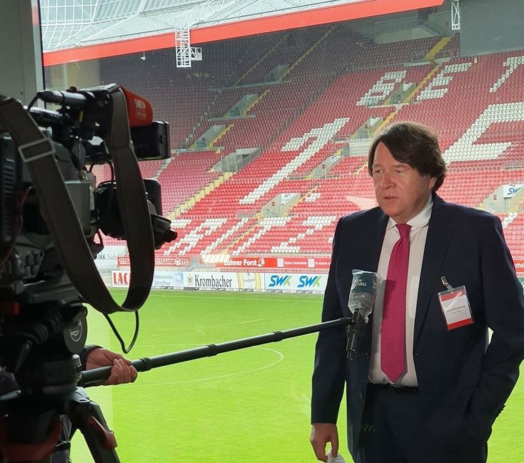 Dirk Eichelbaum vor der Fernsehkamera des SWR. Der Sindelfinger vertrat den 1. FC Kaiserslautern als Generalbevollmächtigter.Bild: z