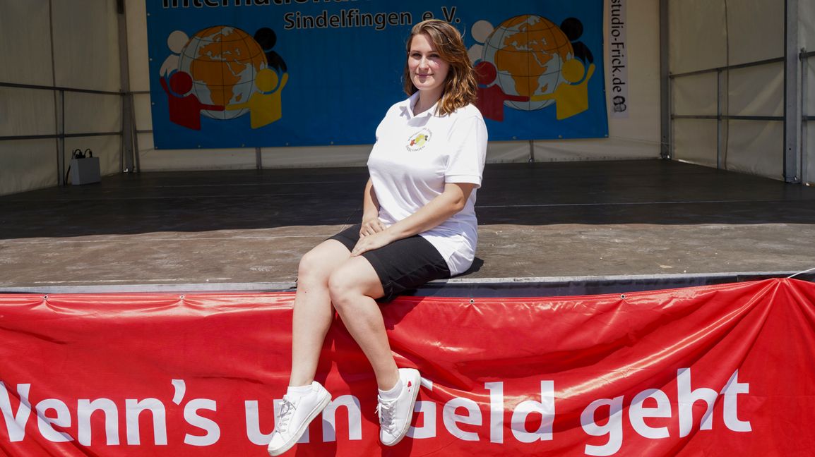 Vier Stunden vor der Eröffnung atmet Marion Marino mal kurz durch. Diese Bühne steht auf dem Grünen Platz. Es gibt noch sechs weitere.        Bild: Dettenmeyer
