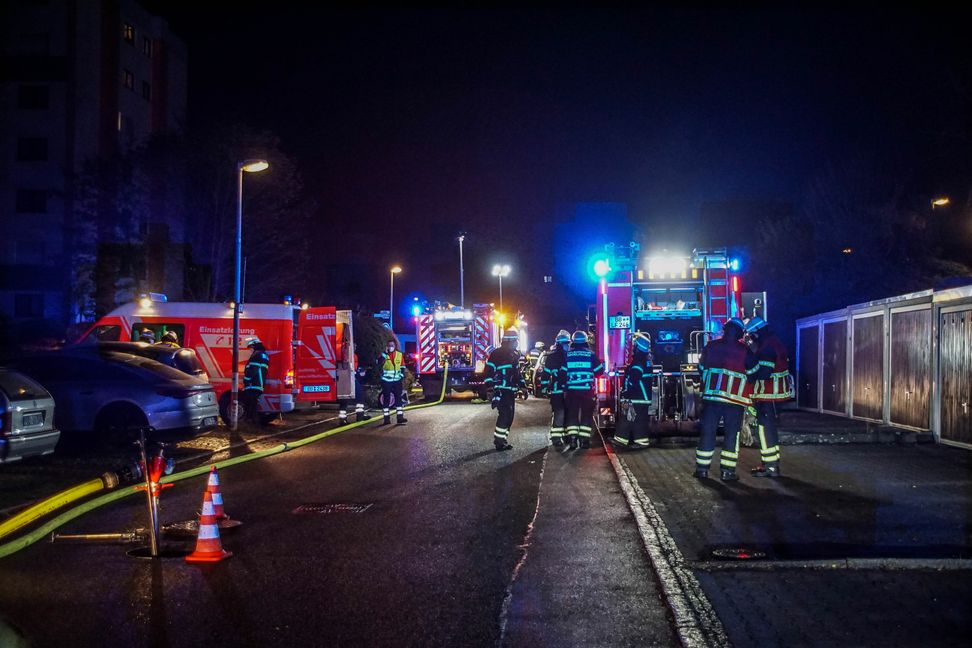 Der Brand der Mülltonnen im Hinterweil sorgte am Mittwochabend für einen Großeinsatz der Rettungskräfte. Bild: SDMG/Dettenmeyer
 SDMG