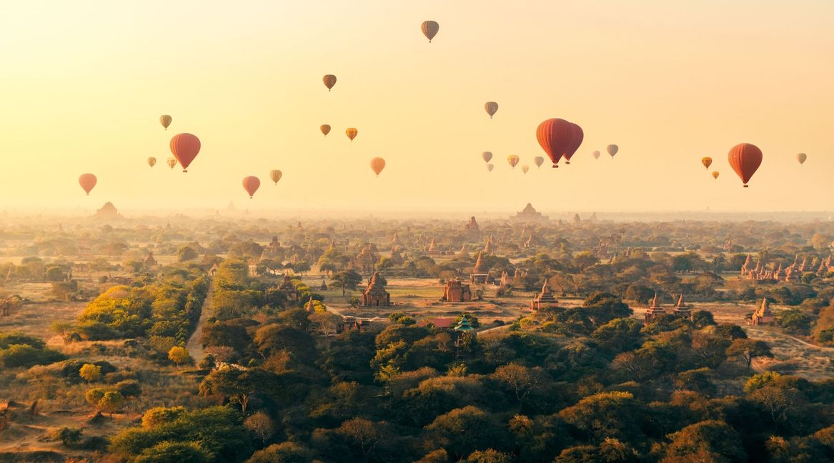 Heißluft-Ballons über Myanmar.