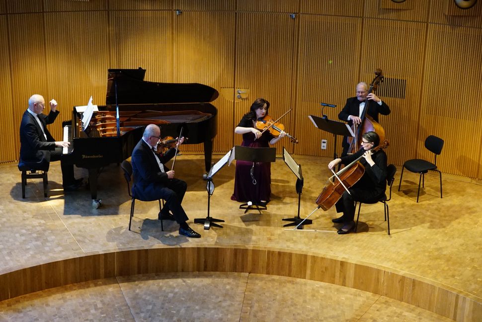 Das Streichquartett des Kammerorchesters Sindelfingen mit Pianist Andreas Dürr tischte Schuberts Forelle im Oden auf. Bild: Heiden