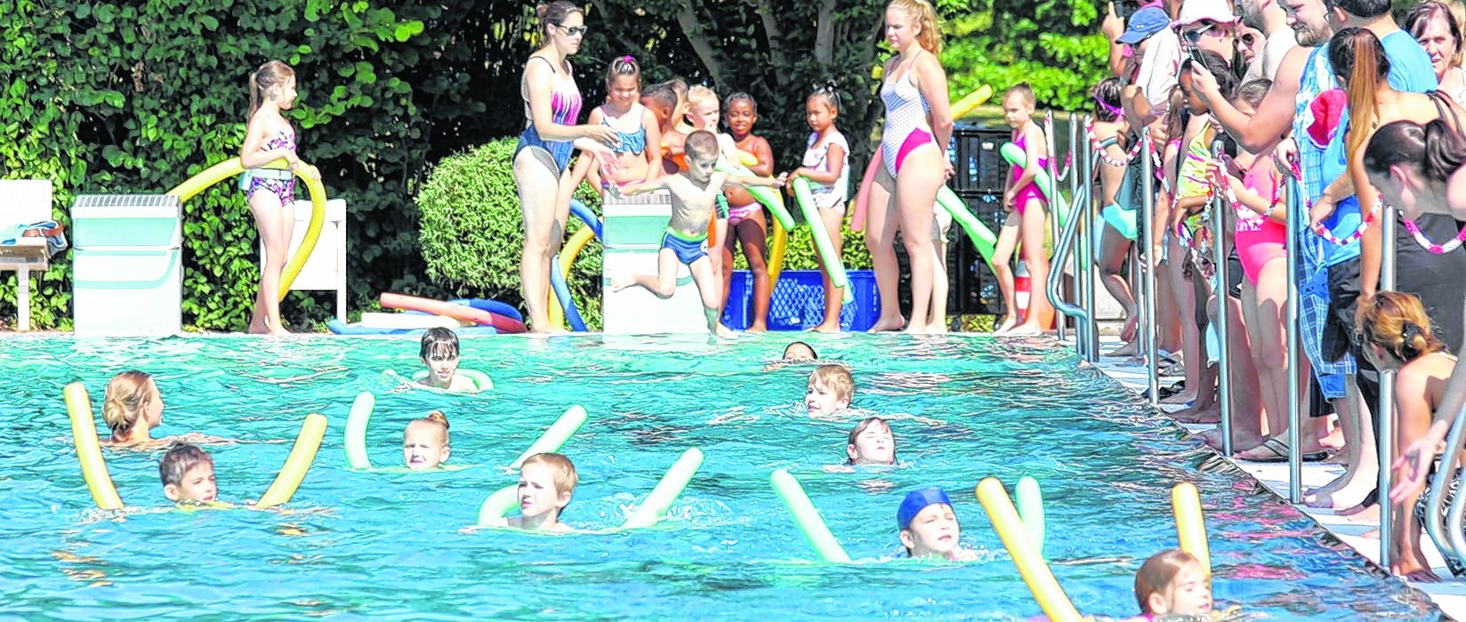 Die Kinder zeigen ihren Eltern, was sie gelernt haben. Zur Sicherheit waren die Schwimmnudeln dabei.  Bild: Oberdorfer