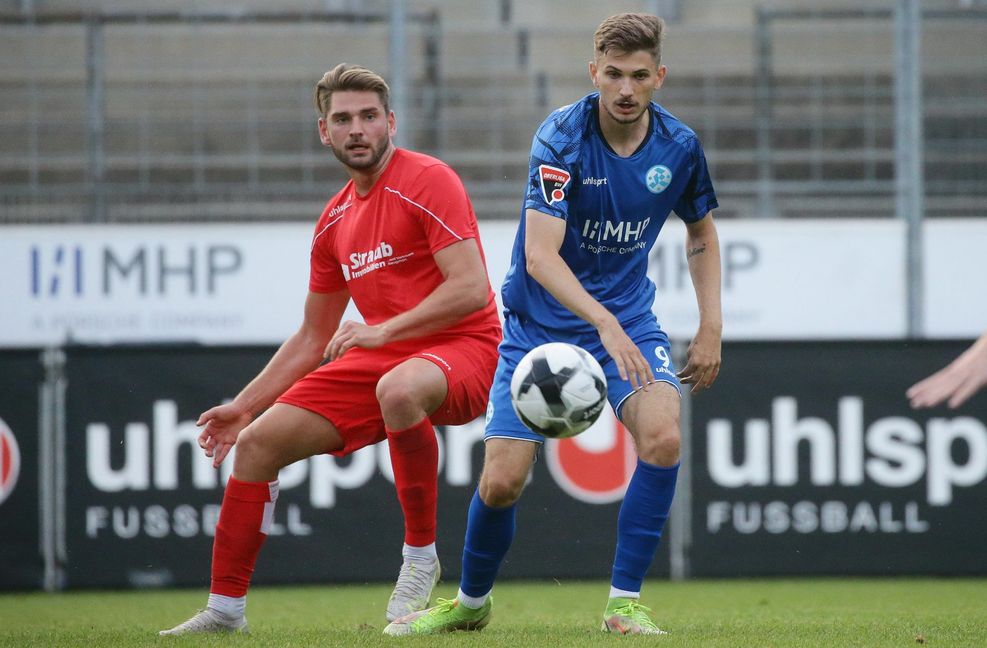 David Nieland (re.) im Zweikampf mit Marvin Methner (TuS Metzingen) im WFV-Pokal-Drittrundenspiel gegen den Landesligisten, das die Stuttgarter Kickers mit 4:1 gewannen.