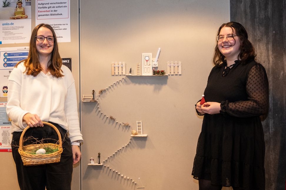 Lena Burger und Deborah Flörchinger dokumentieren, wie sich das Zuhause von Wichtel Tomte verändert.  Bild: Nüßle