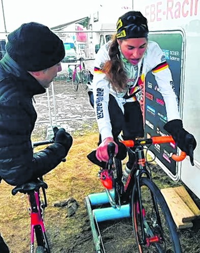 Elisabeth Brandau fährt sich für ihr Rennen warm. Bild: z