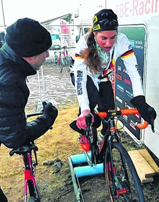 Elisabeth Brandau fährt sich für ihr Rennen warm. Bild: z