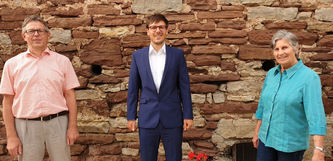 Bürgermeisterkandidat Christian Walter umrahmt von den Ortsverein-Sprechern Rosemarie Sticker und Helmut Schulenberg-Schell vor der Stadtmauer.