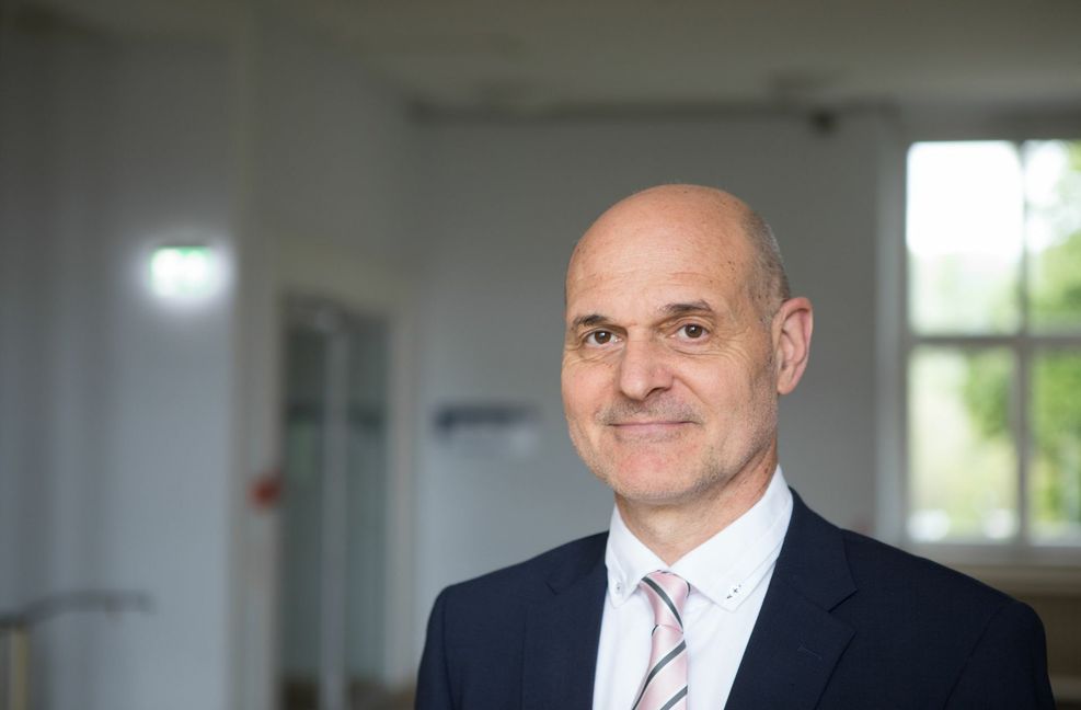 In Gabun und Tübingen kämpft Peter Kremsner gegen Infektionskrankheiten.
Foto: Universität Tübingen/Friedhelm Albrecht