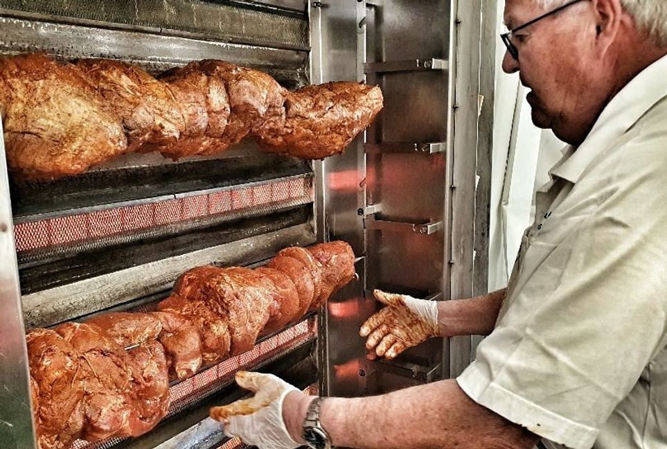 Der Spießbraten bekommt schöne Backhausbräune. BIld: Wegner