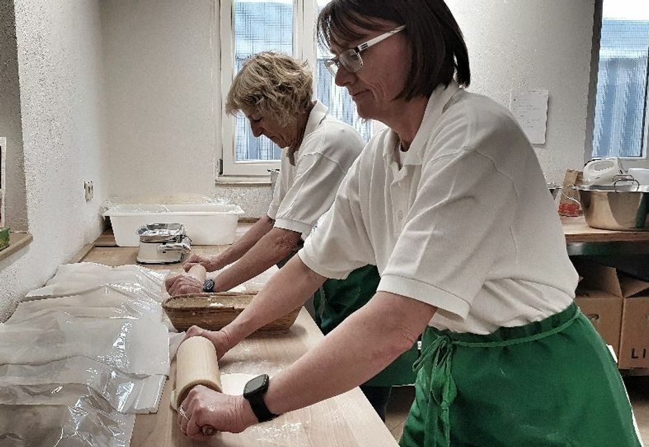 Alle packen an: Die Damen des GSV Maichingen rollen den Teig für den Zwiebelkuchen aus. Bild: Wegner