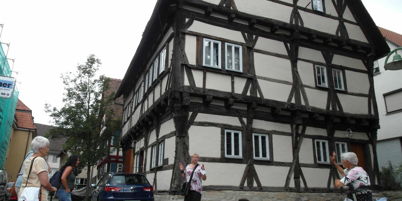 Auch das Alte Rathaus war Station bei der "Historischen Stadtführung auf Schwäbisch" mit Sylvie Weller-Pahl.