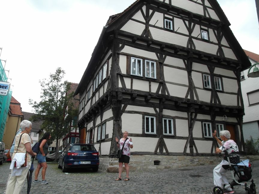 Auch das Alte Rathaus war Station bei der "Historischen Stadtführung auf Schwäbisch" mit Sylvie Weller-Pahl.