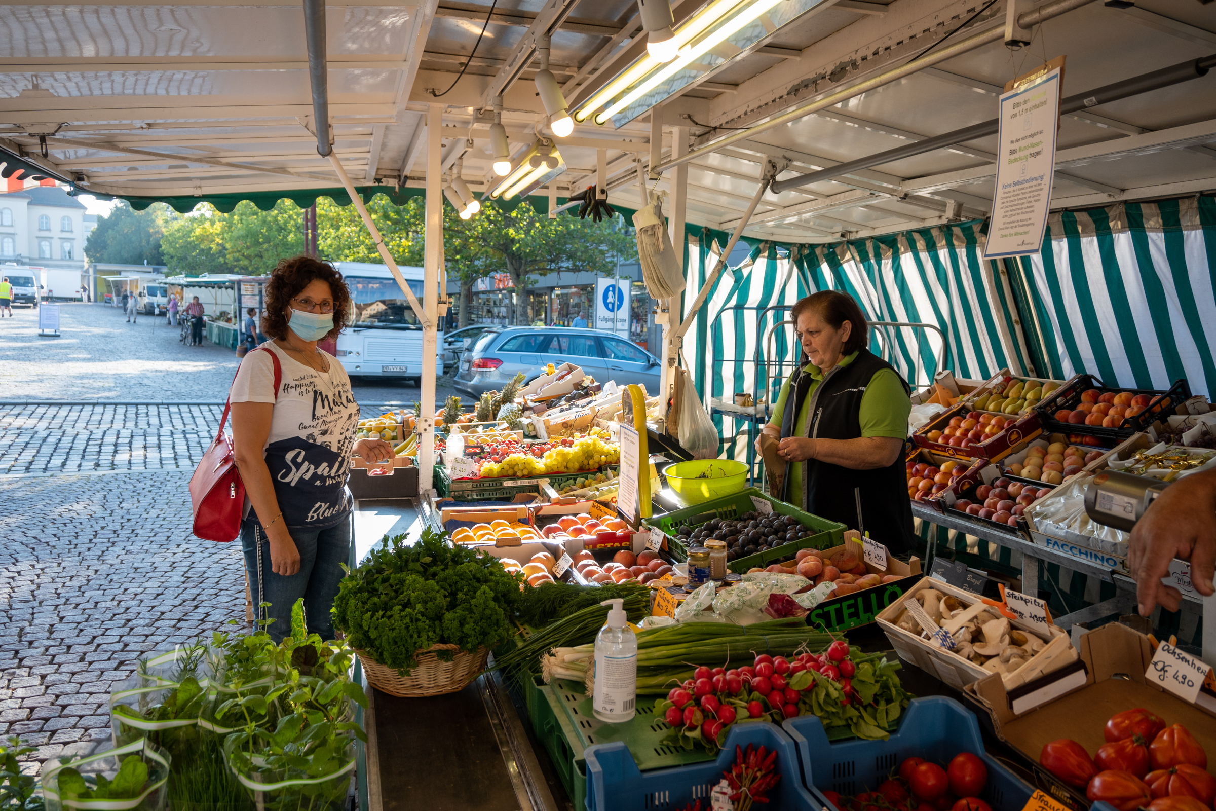 Auch am Stand von Girolamo Anzalone  findet der Wochenmarkt statt. Doch vom Planiedreieck aus scheint für manche Marktbeschicker der Marktplatz in weiter Ferne zu liegen.  Teresa Rinaldi-Renz (links) hält das nicht davon ab, bei Rosa Anzalone ihre Besorgungen zu machen.                           Bild: Nüßle