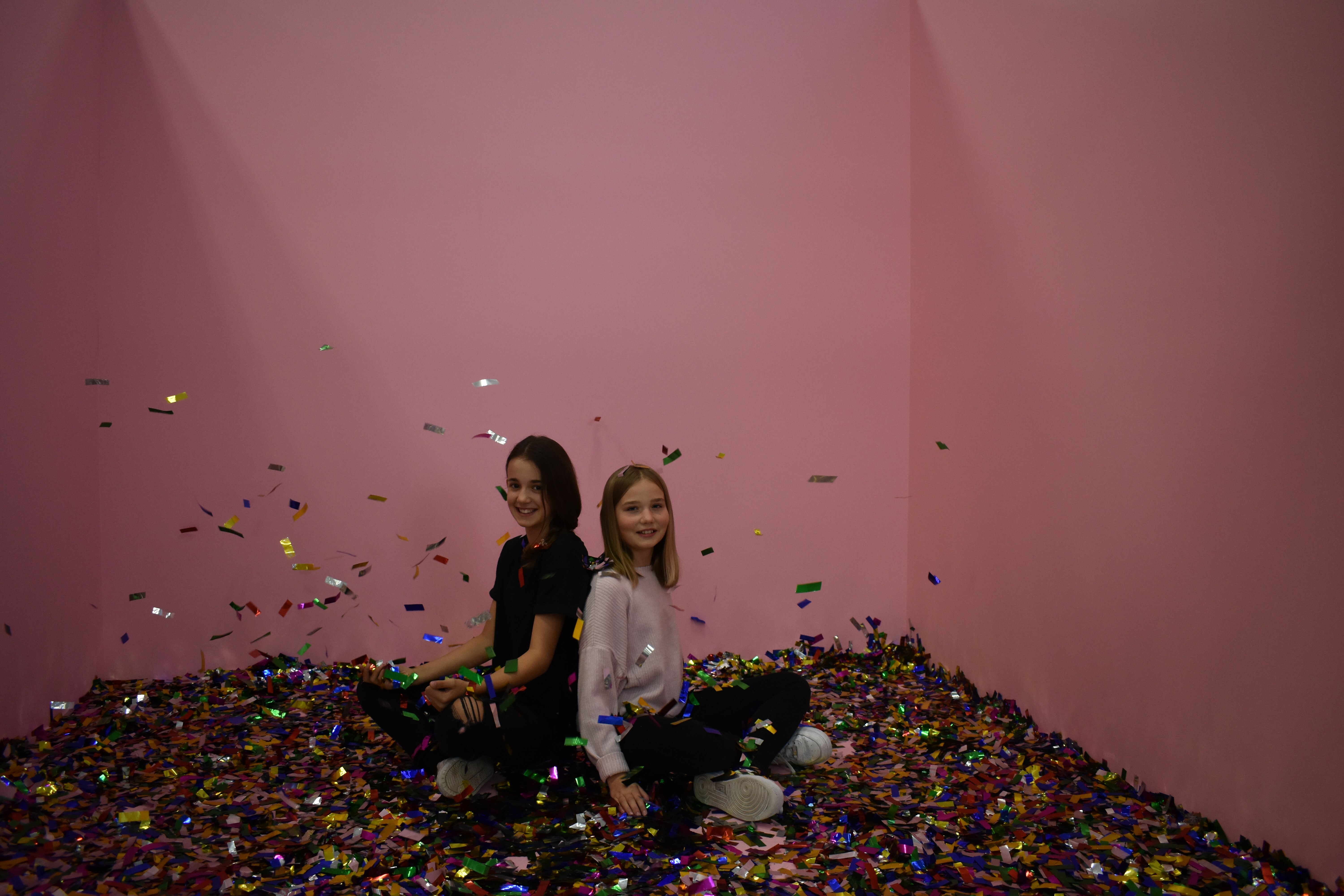 Dies zwei haben Spaß bei der "The Zoom"-Messe in Sindelfingen (von Links): Laura Baier (12 Jahre) und Selma Locher (11 Jahre), beide aus Stuttgart.                                 Bild: Zondler